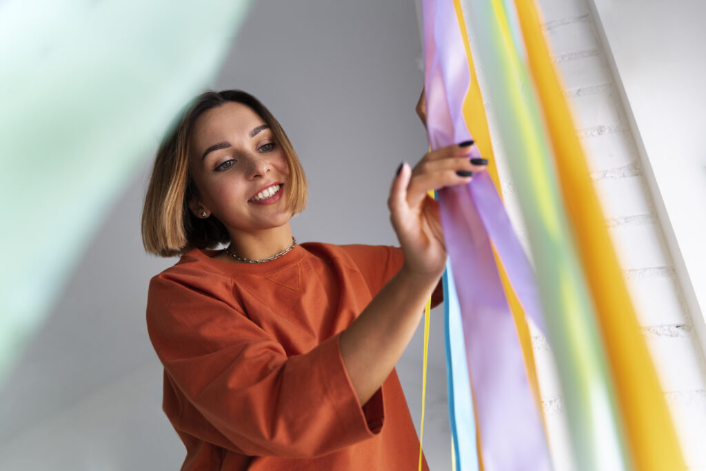 frau aus niedrigem winkel dekoriert haustur